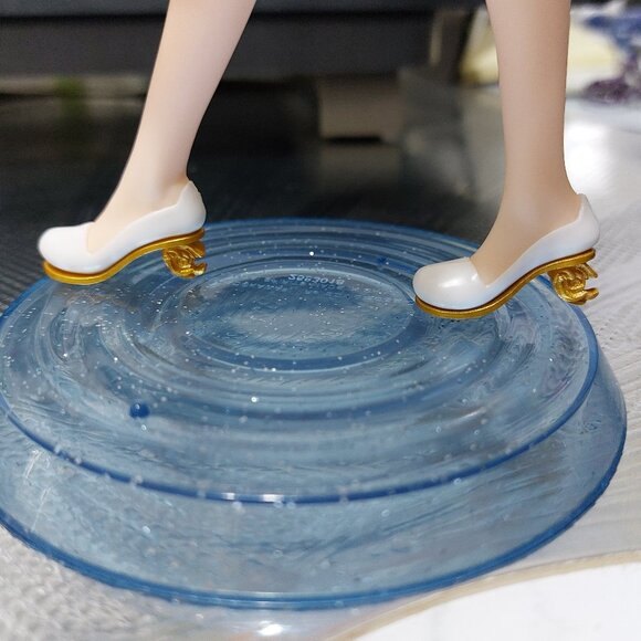 Super Pretty Cute Anime Girl In a Pretty Princess Dress in Gold Toned Gold Heels - Picture 5 of 13